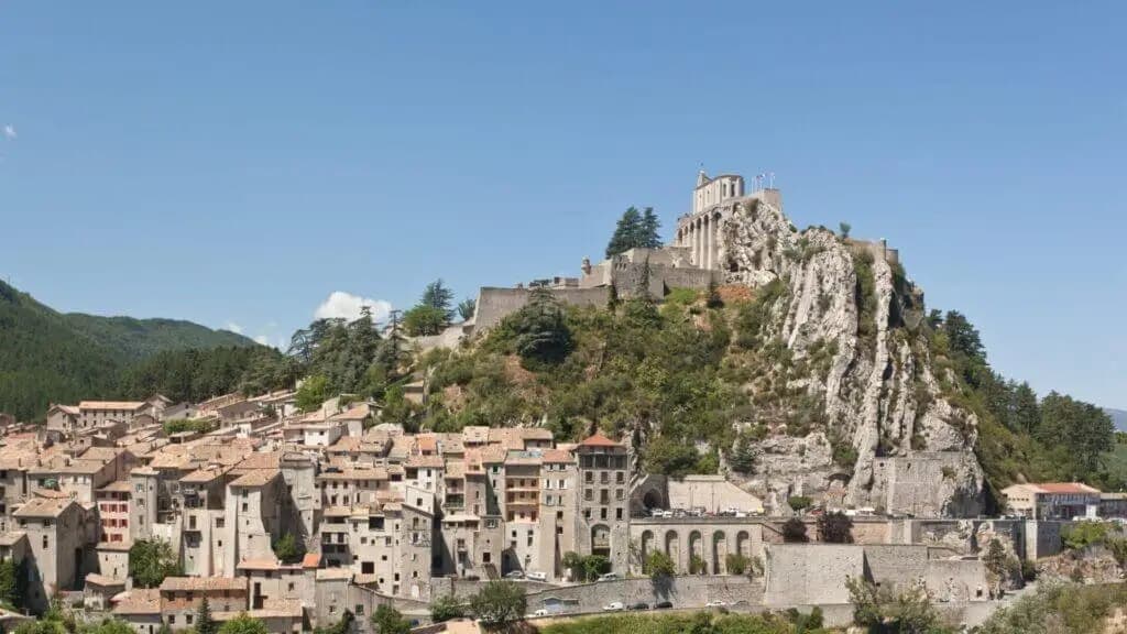 Top Things to do in Sisteron France ( Citadelle de Sisteron &ย Rocher de la Baume)